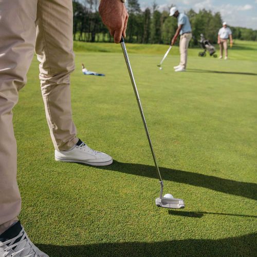 Cropped shot of golfer getting ready to hit a ball vkj4vtq.jpg